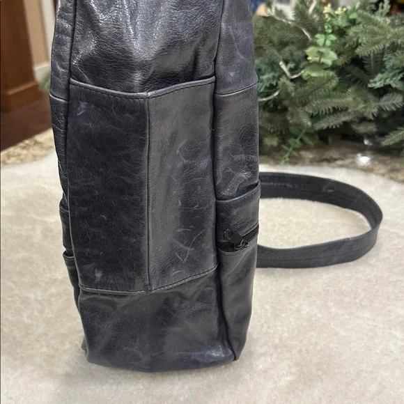 Leather backpack - Picture 3 of 11